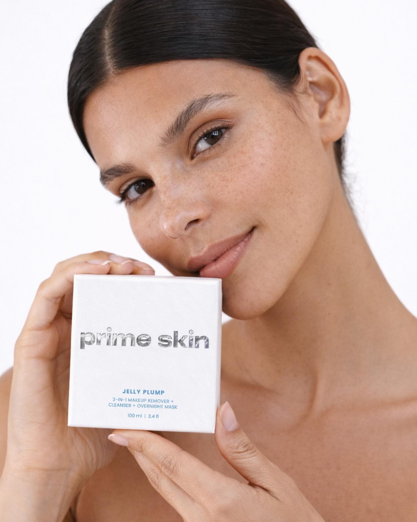 The silver foil detailing is a considered nod to the glass-like finish @withprimeskin products are designed to create. Reflective and light-catching, the foil mirrors the way healthy, hydrated skin interacts with light &mdash; smooth, luminous, and e