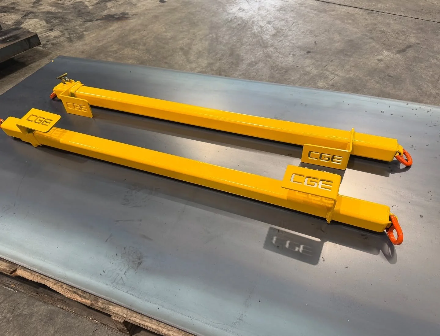Fresh off the floor- a set of 2T pallet lifting bars ready to go for the legends at @coastaltransportservices 🚛 

#cge #transport #coastaltransportservices #engineering #fabricating #customgear #heavyduty #transportgear