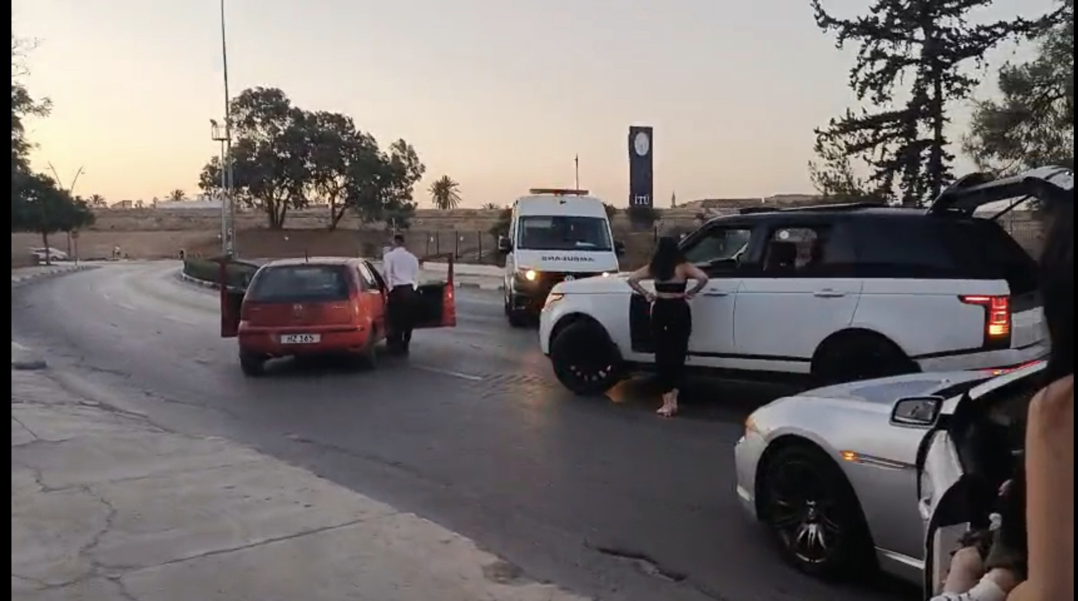 Yol ortasına park ederek ambulans geçişini engelleyen sürücülere para cezası