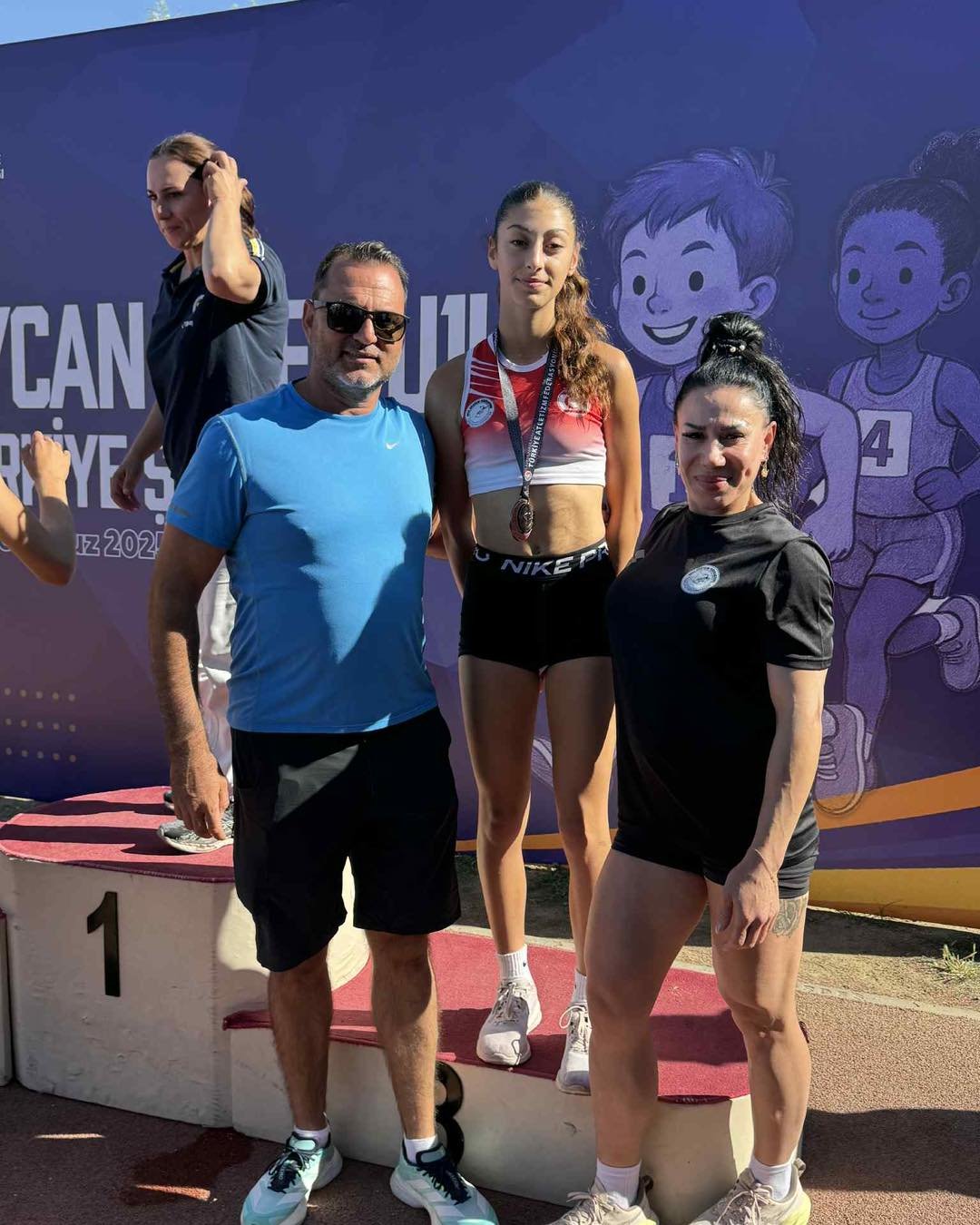 T&uuml;rkiye Atletizm Federasyonu tarafından Eskişehir&rsquo;de d&uuml;zenlenen Aycan &Ouml;nel U14 T&uuml;rkiye Şampiyonası&rsquo;nın ilk g&uuml;n&uuml;nde g&uuml;zel bir başarı geldi. KKTC Atletizm Federasyonu atletlerinden Sezgin Şeren, 60 metre b