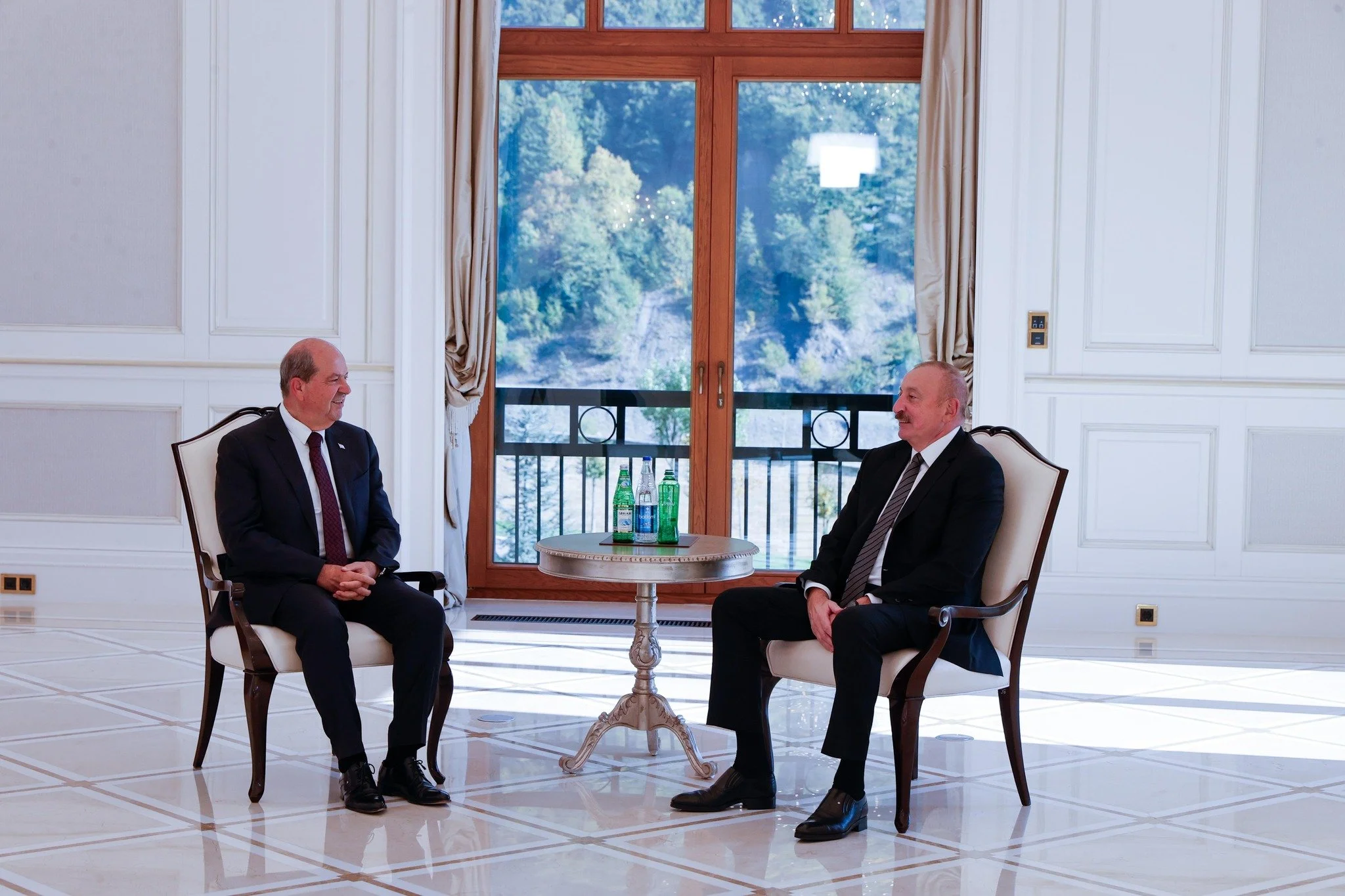Cumhurbaşkanı Ersin Tatar ile g&ouml;r&uuml;şen Azerbaycan Cumhurbaşkanı İlham Aliyev, Azerbaycan&rsquo;ın KKTC&rsquo;ye desteğini s&uuml;rd&uuml;receğini vurguladı.

Cumhurbaşkanı Ersin Tatar, Azerbaycan Cumhuriyeti Cumhurbaşkanı İlham Aliyev ile Ge