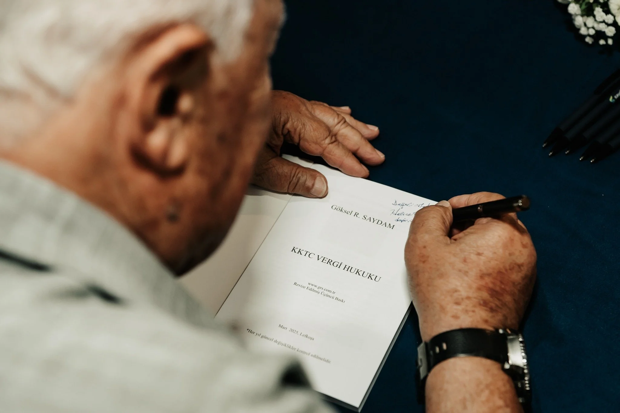 Ekonomist G&ouml;ksel R. Saydam&rsquo;ın hazırladığı &ldquo;KKTC Vergi Hukuku &Ouml;zetleri&rdquo; isimli kitap tanıtıldı. https://www.feslikan.com/haberler/s7nqbxtcgn02s3vnc7c5q9s4pulbji
