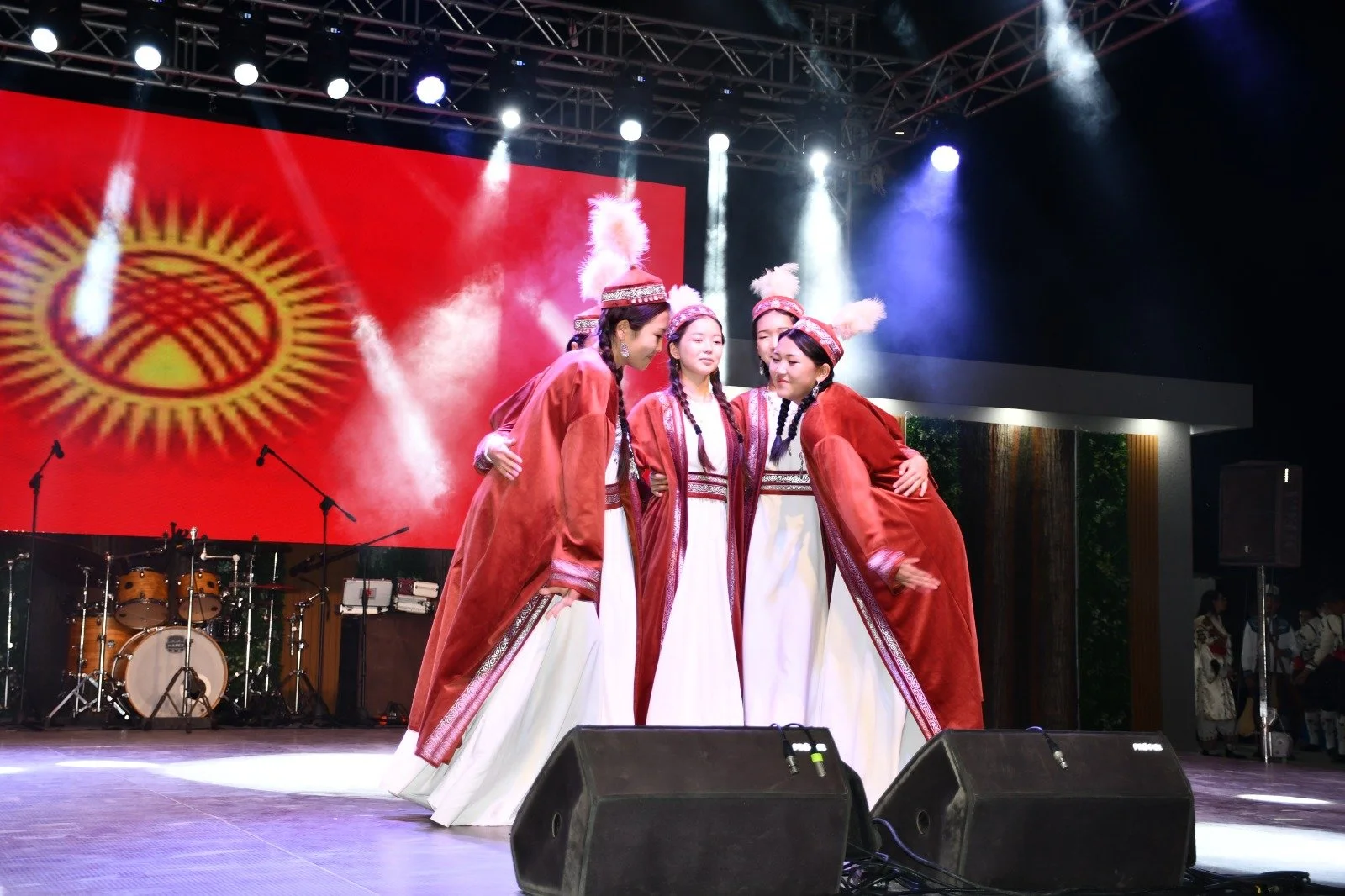 Mesarya Belediyesi&rsquo;nin bu yıl ilk kez d&uuml;zenlediği 1. Uluslararası K&uuml;lt&uuml;r, Sanat ve Spor Festivali başladı.
Belediyeden yapılan a&ccedil;ıklamaya g&ouml;re, a&ccedil;ılışta uluslararası kortej ger&ccedil;ekleştirildi; Akdoğan ve D