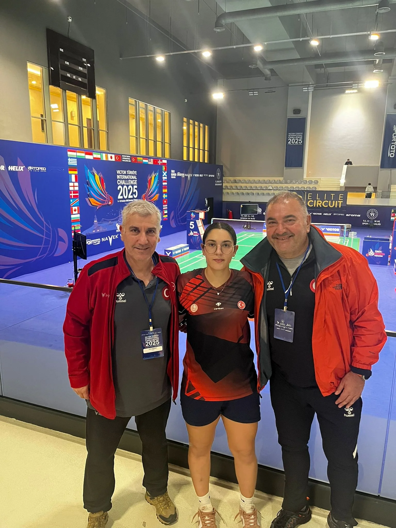İstanbulda 8 Ekim 2025 tarihinde Ata Sporları Merkezi Spor Salonunda başlayan B&uuml;y&uuml;kler Victor International Badminton turnuvasında Tek kadınlar kategorisinde  m&uuml;cadele eden Milli Sporcumuz Nehir Deniz 3.  tura y&uuml;kseldi fakat Ana T
