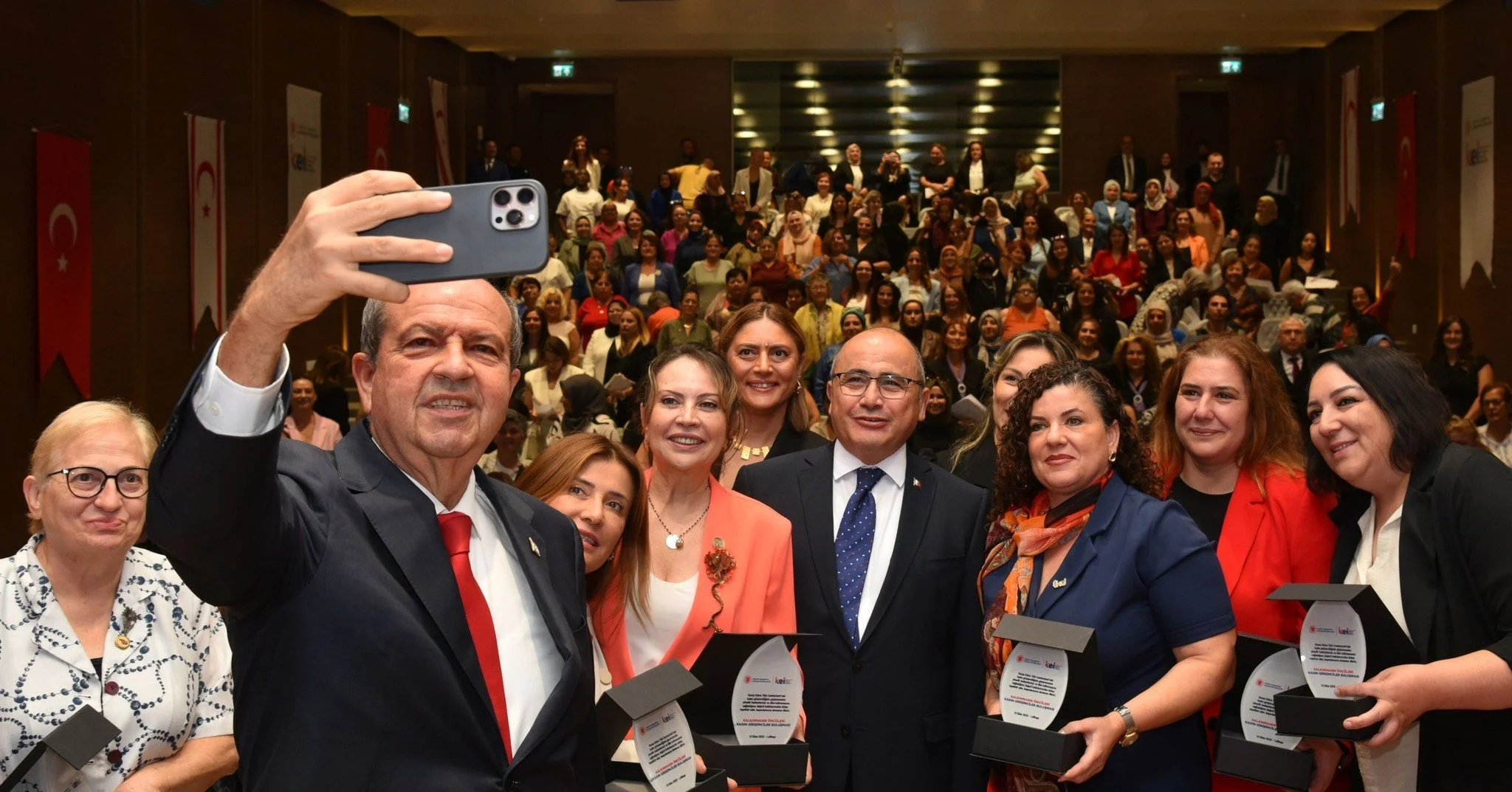 T&uuml;rkiye Cumhuriyeti Lefkoşa B&uuml;y&uuml;kel&ccedil;iliği ile Kalkınma ve Ekonomik İş Birliği Ofisi iş birliğinde d&uuml;zenlenen &ldquo;Kalkınmanın &Ouml;nc&uuml;leri: Kadın Girişimciler Buluşması&rdquo; Cumhurbaşkanlığı Beyaz Salon&rsquo;da y