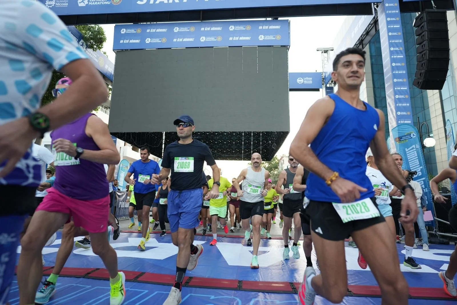 Başkent Lefkoşa&rsquo;da t&uuml;m &uuml;lkeyi saran maraton heyecanı başlandı. Kahve D&uuml;nyası Lefkoşa Maratonu&rsquo;nun 21 km kategorisinde start, sabah saat 07.00&rsquo;de LTB Başkanı Mehmet Harmancı tarafından verildi. 
Bu yıl yine binlerce ki