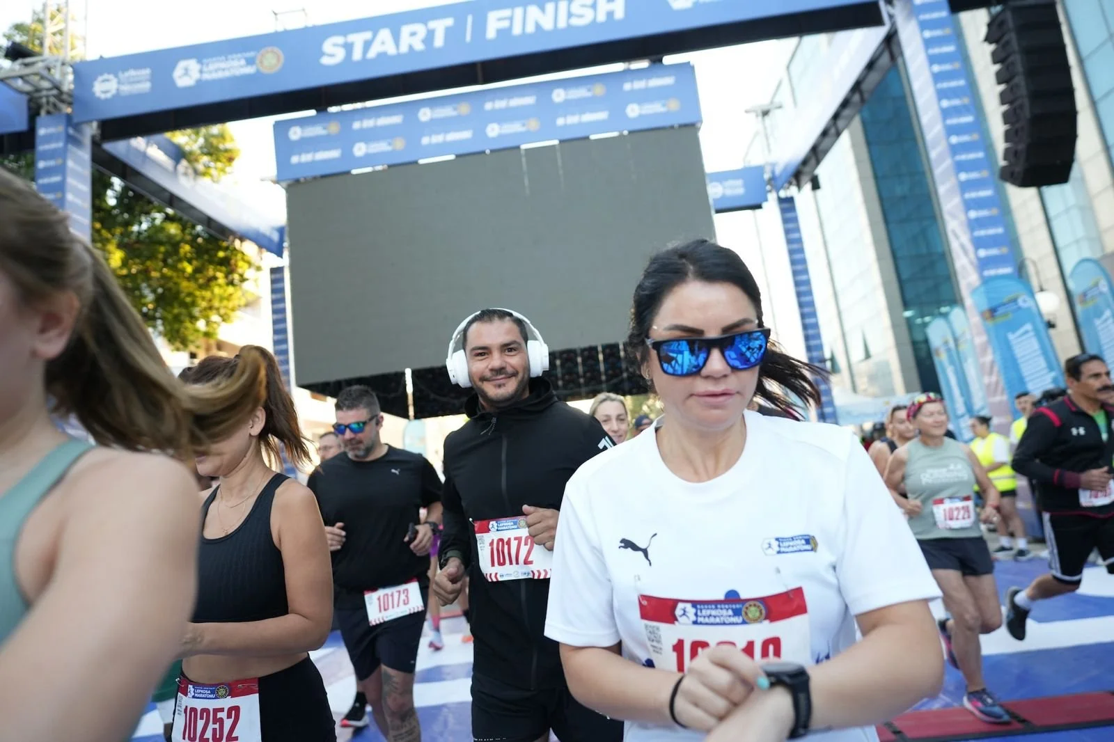 Kahve D&uuml;nyası Lefkoşa Maratonu&rsquo;nda heyecan, 10 km kategorisinin de start almasıyla devam ediyor. Lefkoşa T&uuml;rk Belediyesi Başkanı Mehmet Harmancı tarafından startı verilen yarışa y&uuml;zlerce sporcu katıldı.
10 km koşusunda 18-29 yaş,