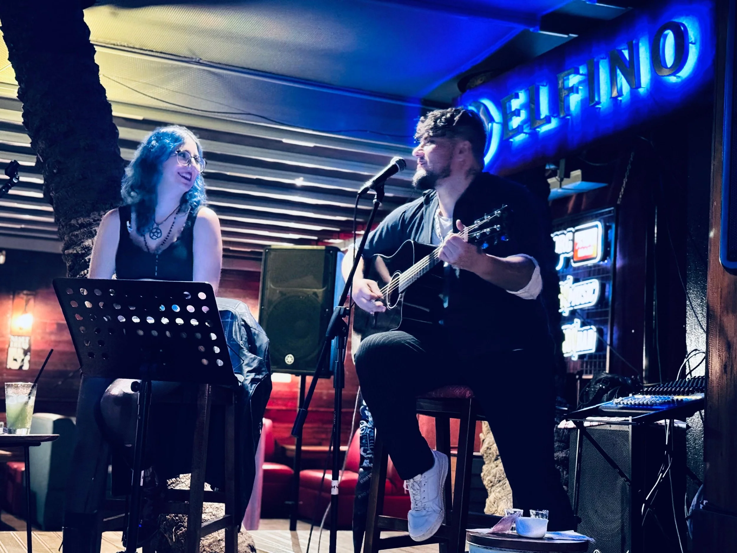 Delfino Cafe Bar’da müzik dolu gece… Hayat ve Meczup coşturdu…