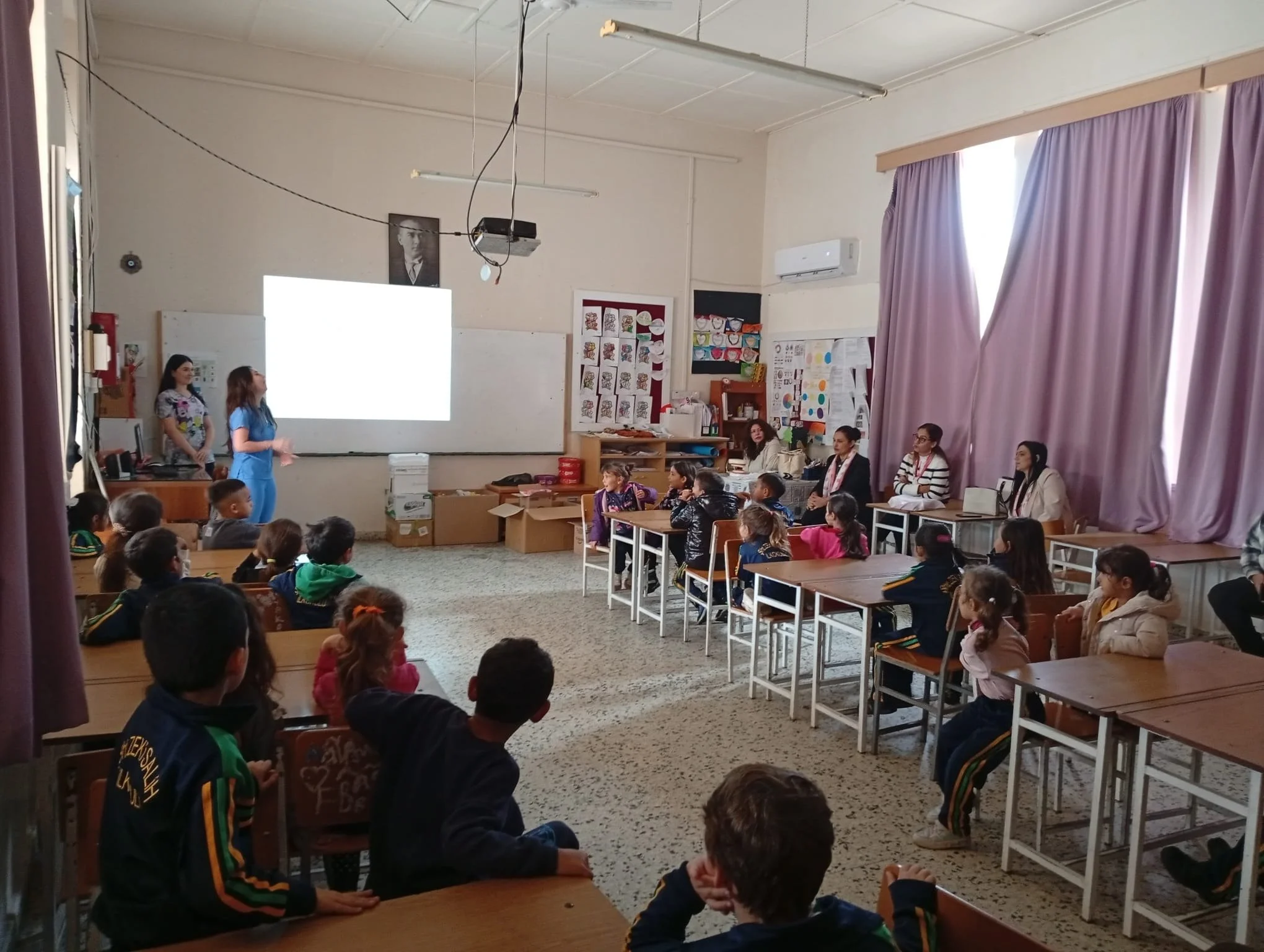 Kamu-İş’ten iki okulda eş zamanlı ağız ve diş sağlığı etkinliği