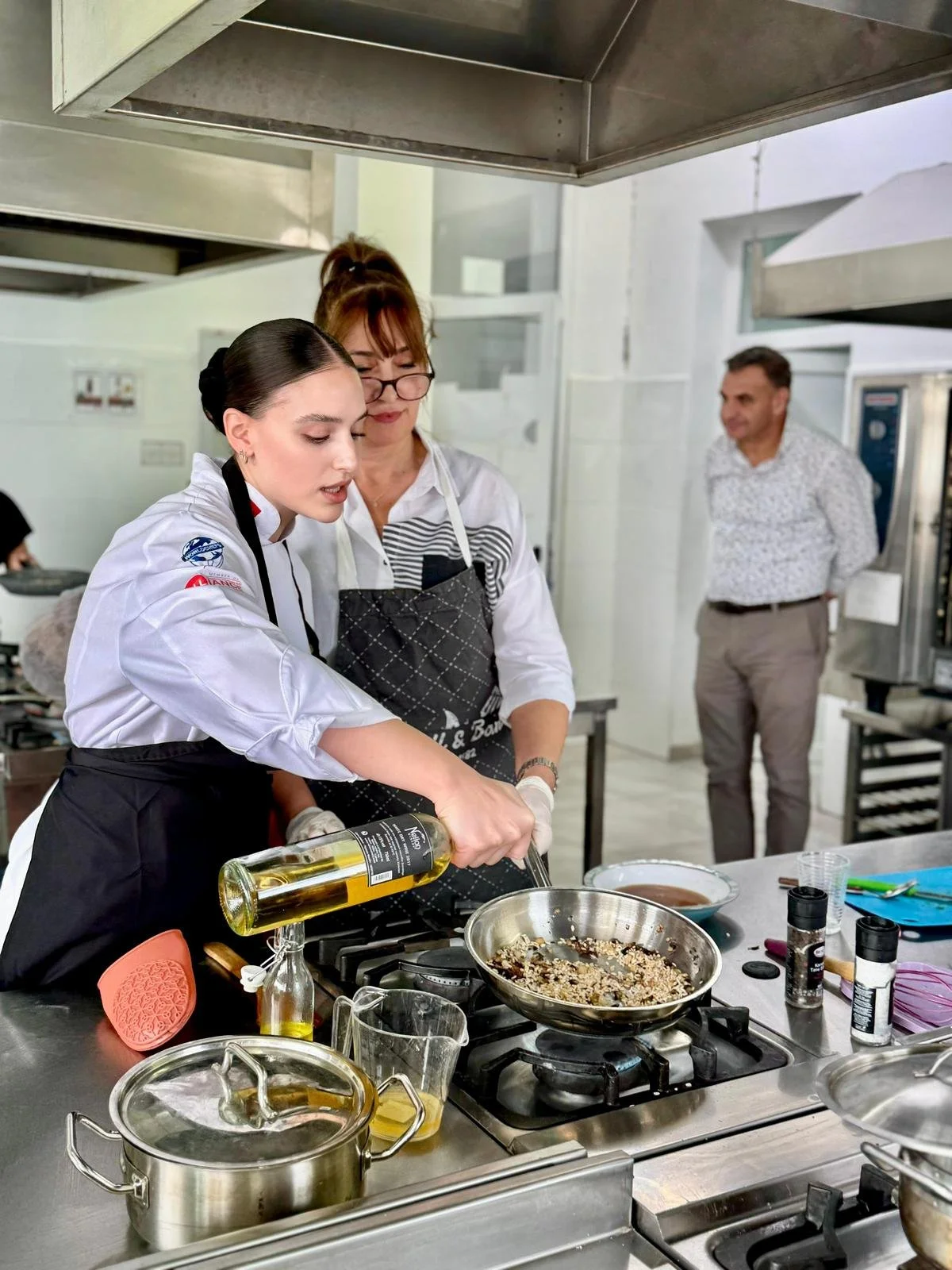 DAÜ Turizm Fakültesi ve Atatürk Meslek Lisesi iş birliğinde Porcini Risotto atölyesi