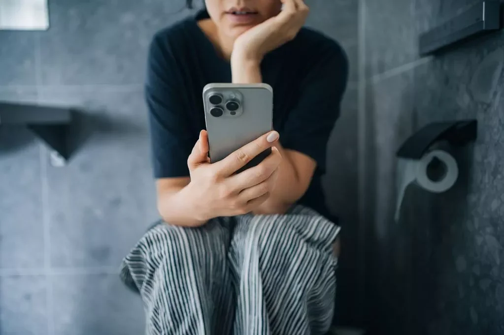 Tuvaletteyken akıllı telefonla vakit geçirmek hemoroid riskini artırıyor