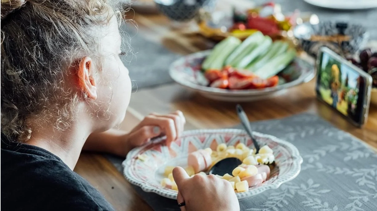 Yaz tatilinde ekran süresi artıyor, çocuklarda obezite riski büyüyor