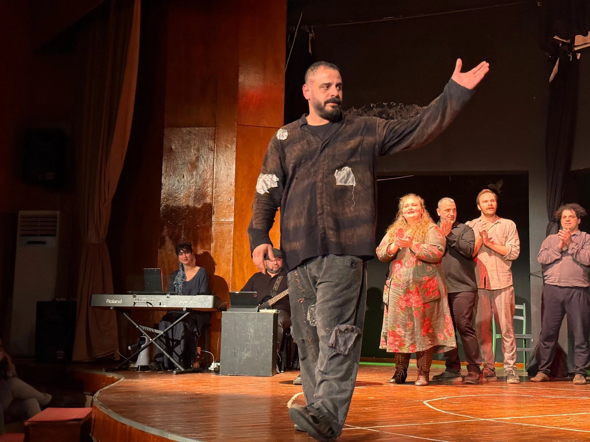 Kıbrıs Türk Devlet Tiyatroları "Kafkas Tebeşir Dairesi" oyununu sahneledi