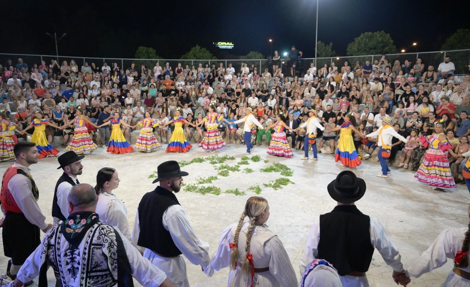 15. Uluslararası Lefkoşa Halk Dansları Festivali,renkli görüntülerle başladı