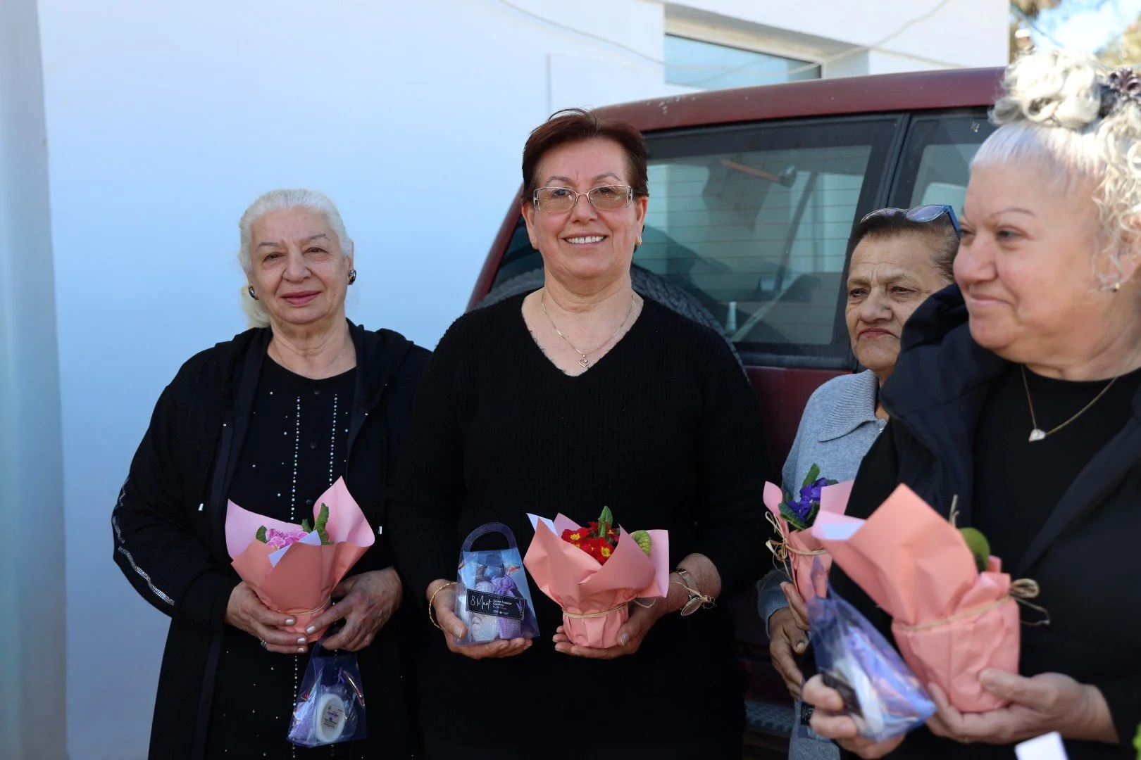 Köyde yaşayan kadınlara lavanta paketleri …