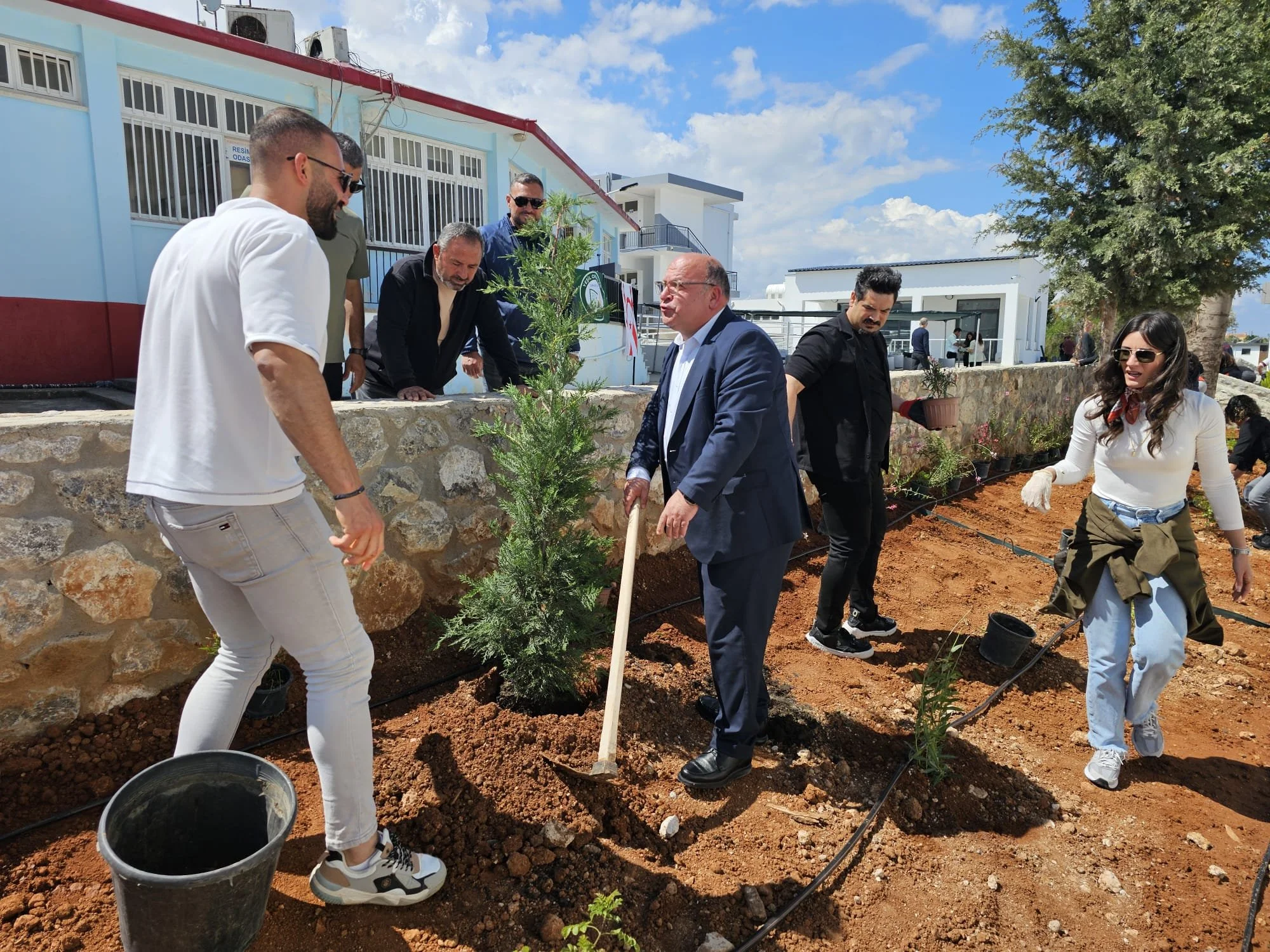 Erenköy-Karpaz Belediye Başkanı Bakırcı, öğrencilerle fidan dikti