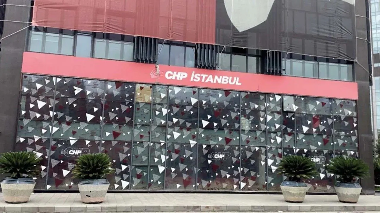 CHP il yönetimine atanan geçici kuruldaki Şen ve Narsap CHP İstanbul İl Başkanlığına geldi