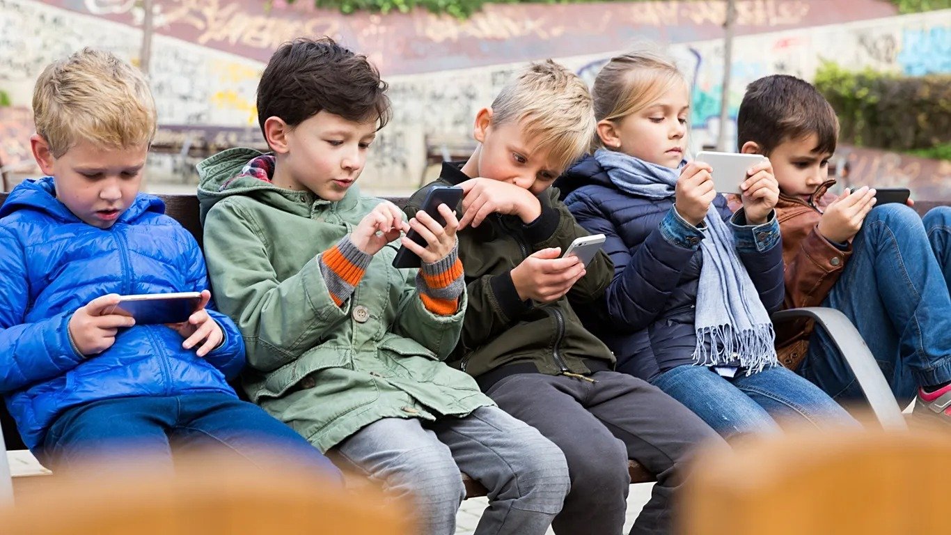 AB Komisyonu'ndan gençleri çevrim içi zorbalıktan korumak için Eylem Planı