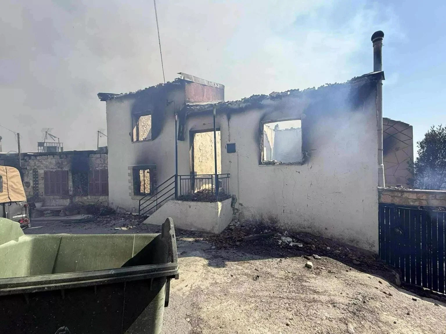 Güney Kıbrıs’ta Malya (Bağlarbaşı) köyünde büyük yangın: Köyler boşaltılıyor, bazı evler yandı