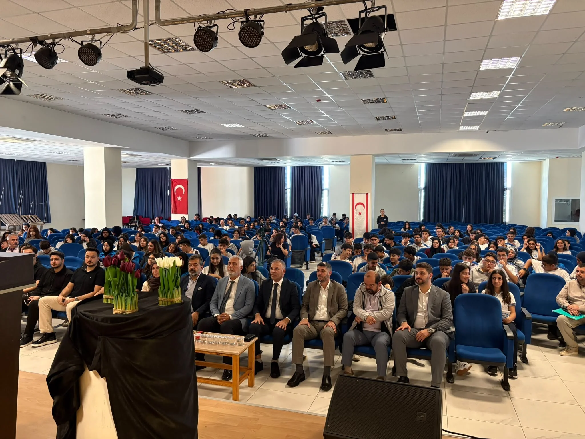 Hala Sultan İlahiyat Koleji’nde, “Hayat İçinde Dikkat Edilmesi Gerekenler, Kişisel Gelişim ve Yapay Zeka” konferansı yapıldı
