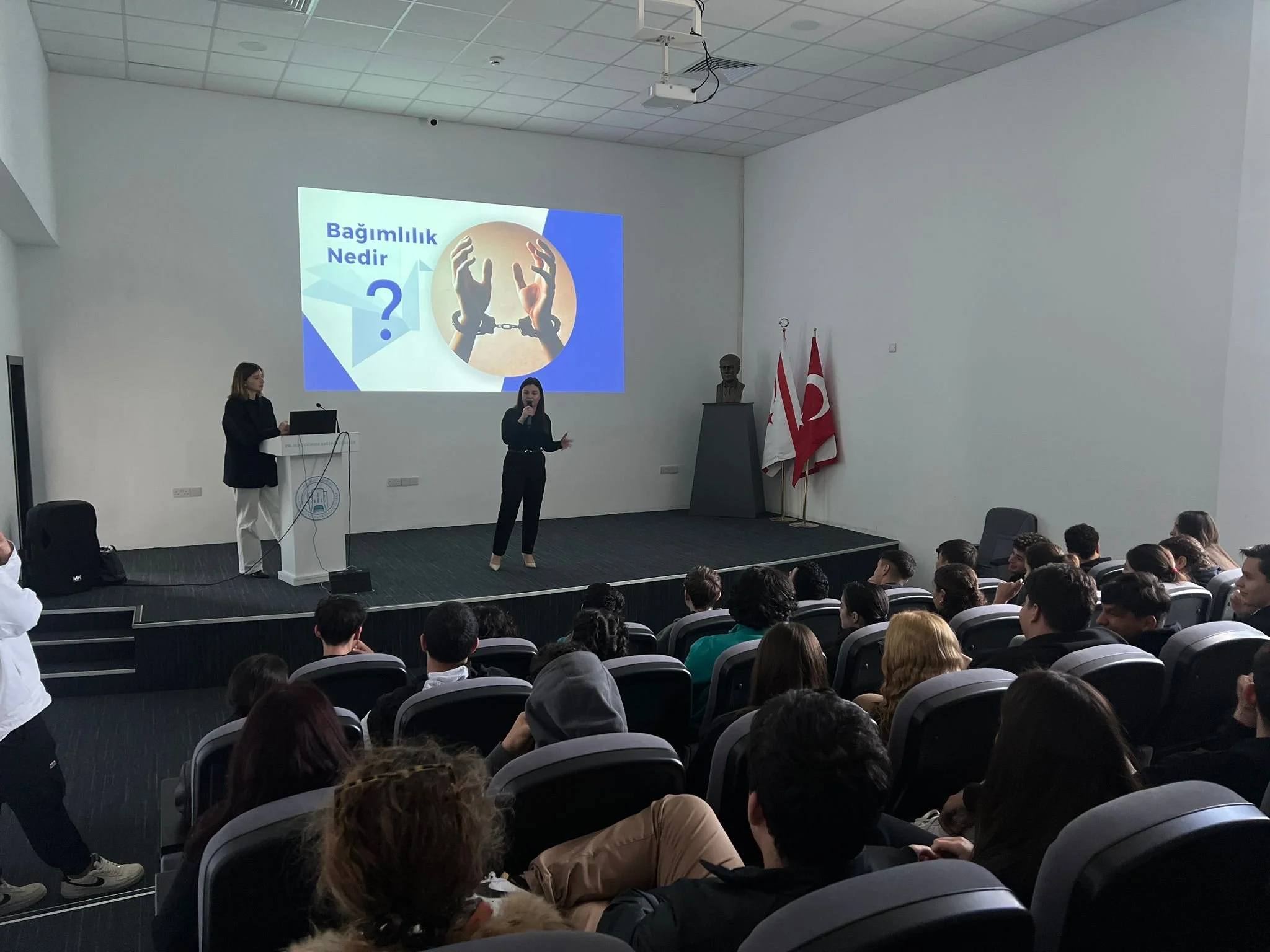 Başbakanlık Uyuşturucu ile Mücadele Komisyonu’nun gençlere yönelik bağımlılıkla mücadele eğitimleri sürüyor