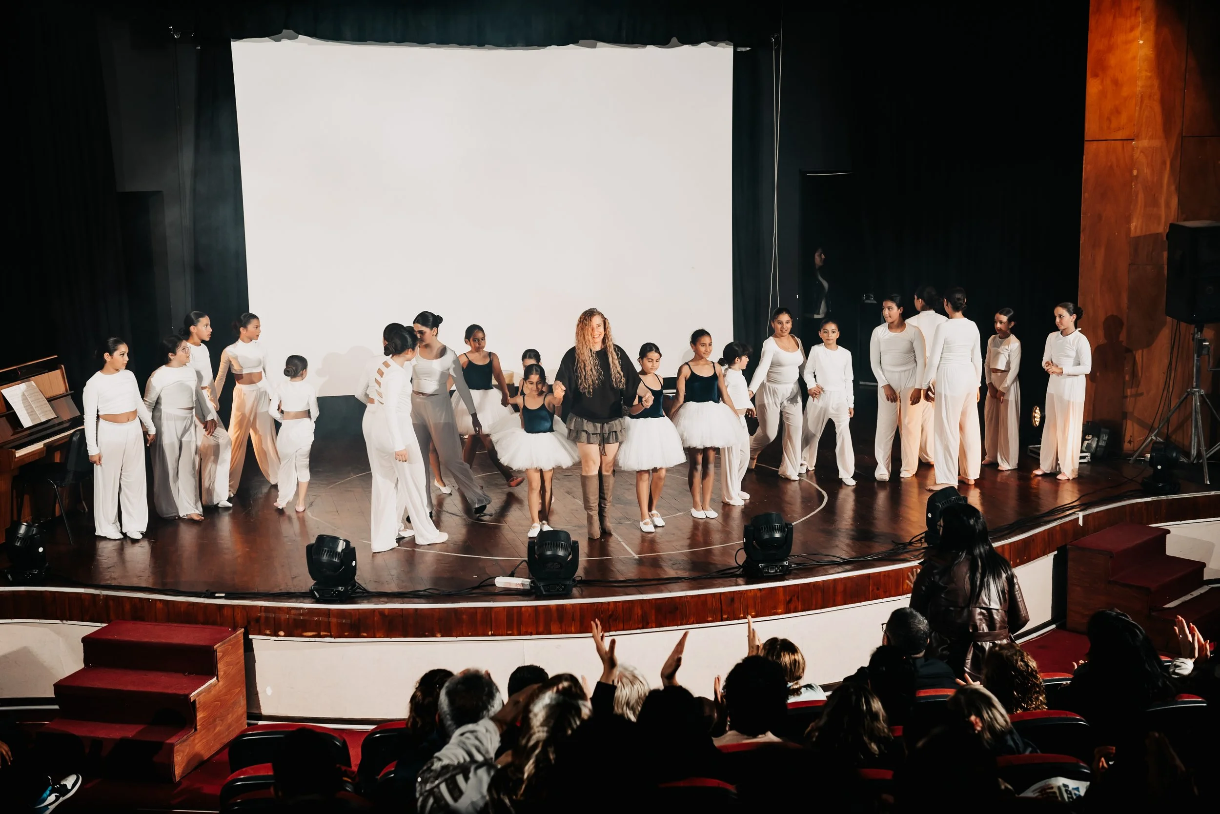 Dans öğrencileri, dansın tarihsel gelişimini sahneledi