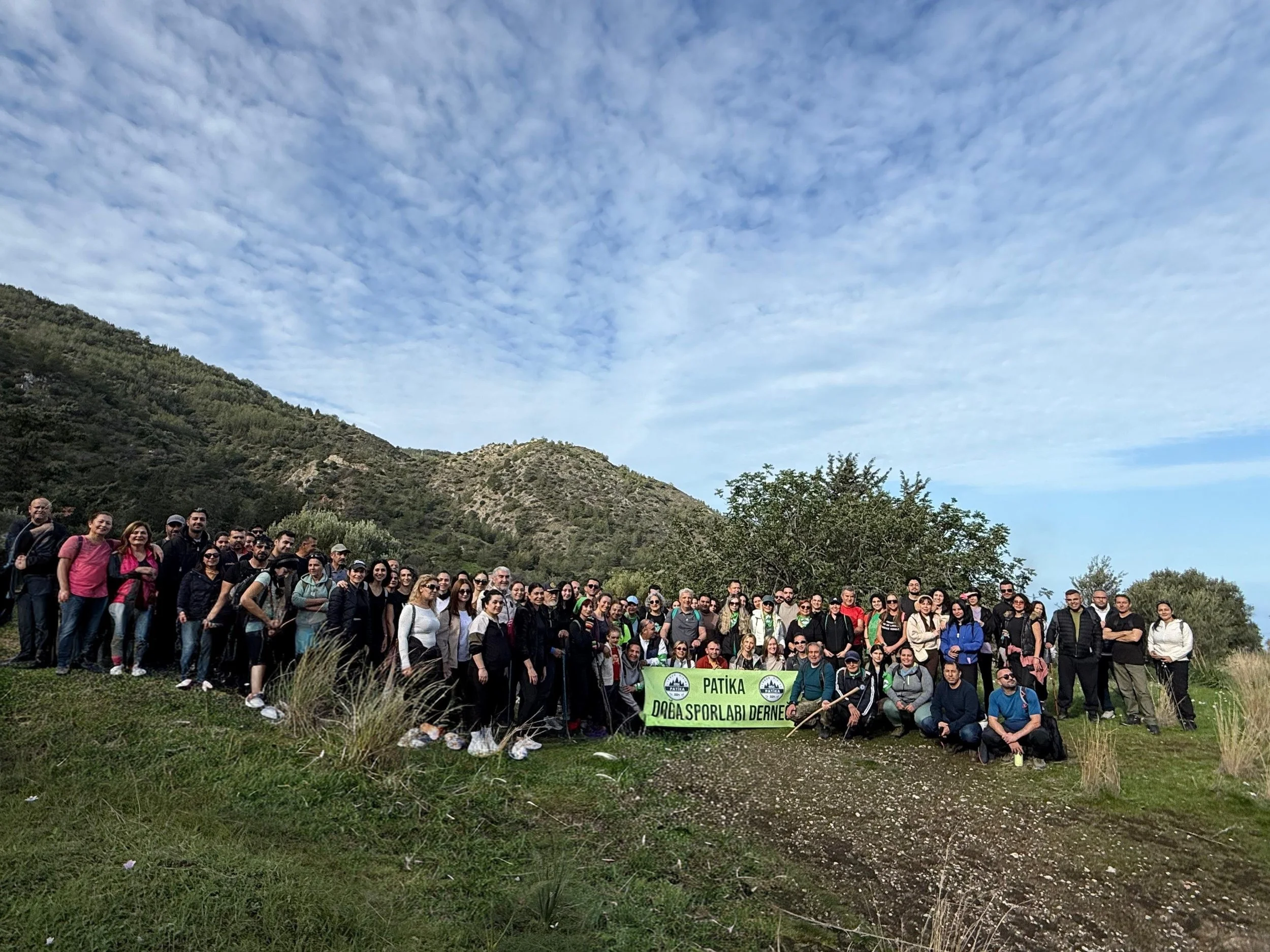 Patika Doğa Sporları Derneği ile Bağımsız Gençlik Derneği, “Orman Katliamına Son” temasıyla yürüyüş düzenledi