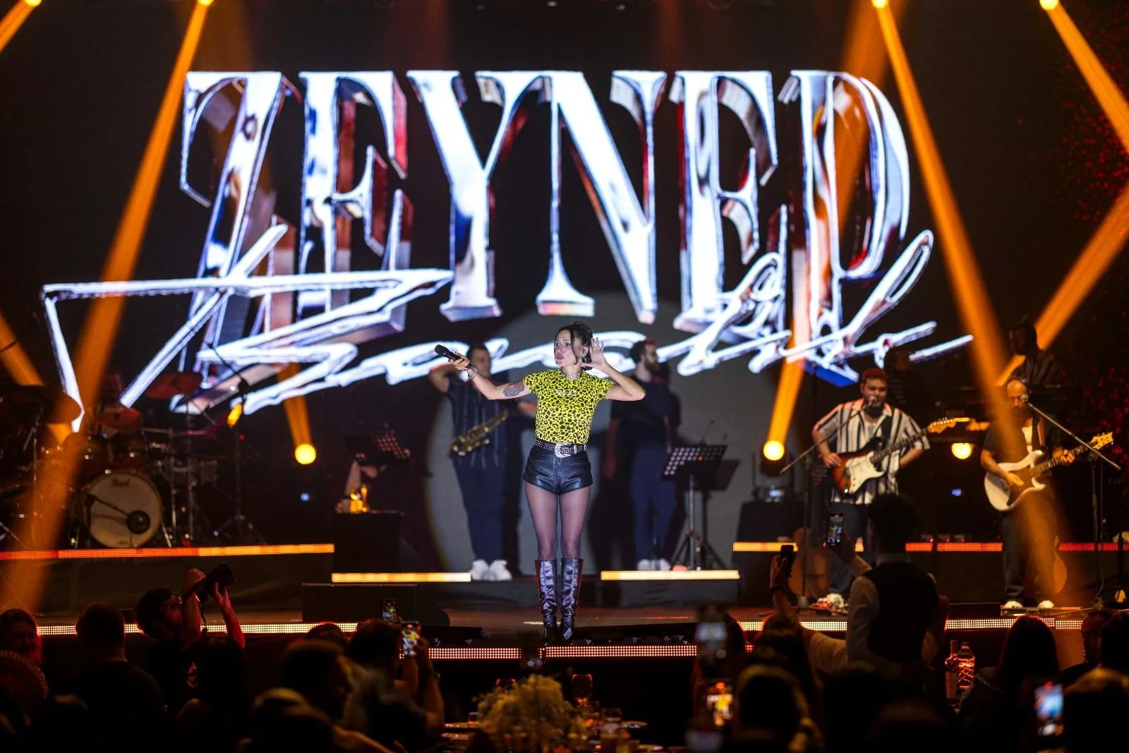 Zeynep Bastık, Grand Sapphire Resort & Casino sahnesinde unutulmaz bir geceye imza attı