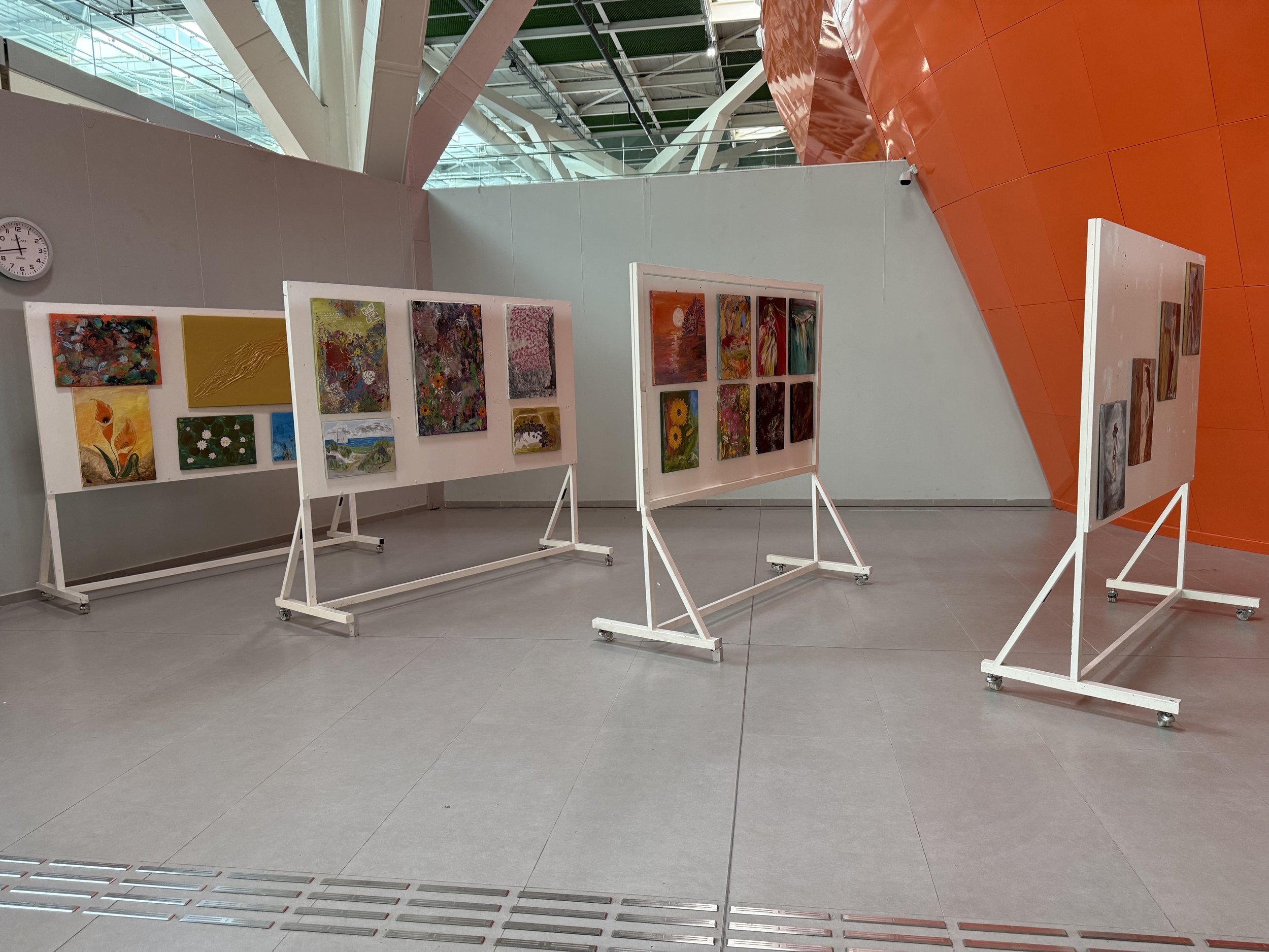 Berna Kelebek’in “Kelebek Esintileri” resim sergisi Ercan Havalimanı’da açıldı