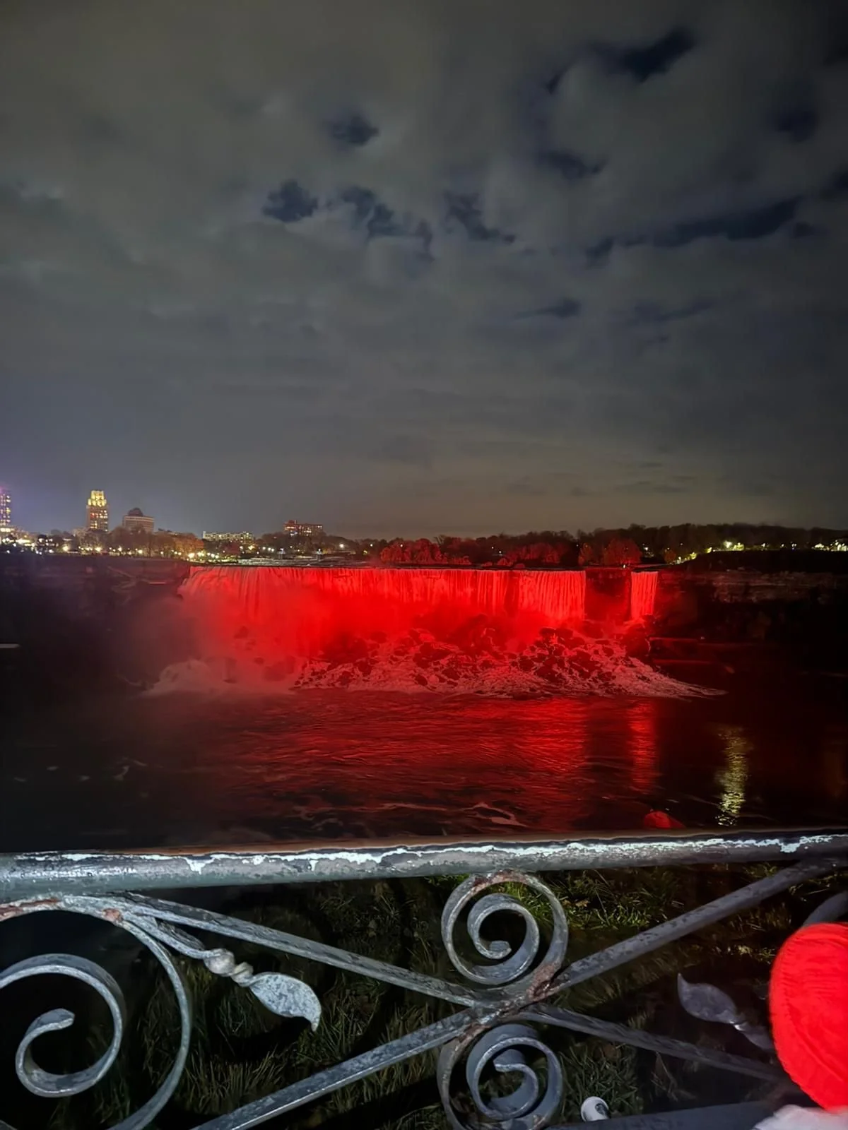 Niagara Şelalesi turuncuya büründü