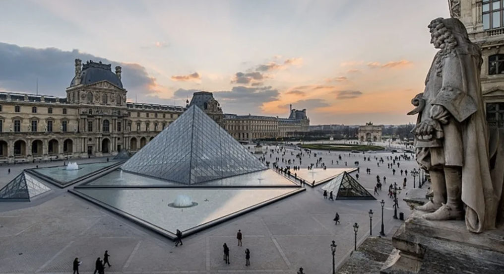 Paris’te film gibi soygun: Louvre Müzesi’nde değerli mücevherler çalındı