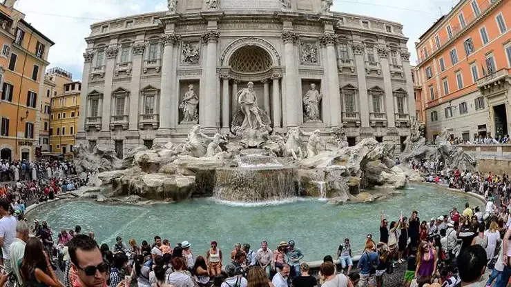 Roma'nın tarihi Trevi Çeşmesi turistler için ücretli hale geldi