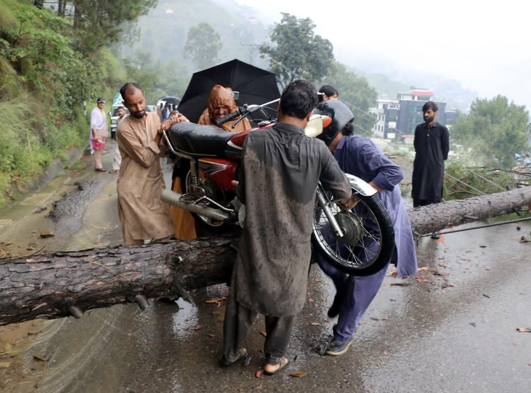 Pakistan’da muson felaketi: 321 ölü, binlerce kişi tehlikede