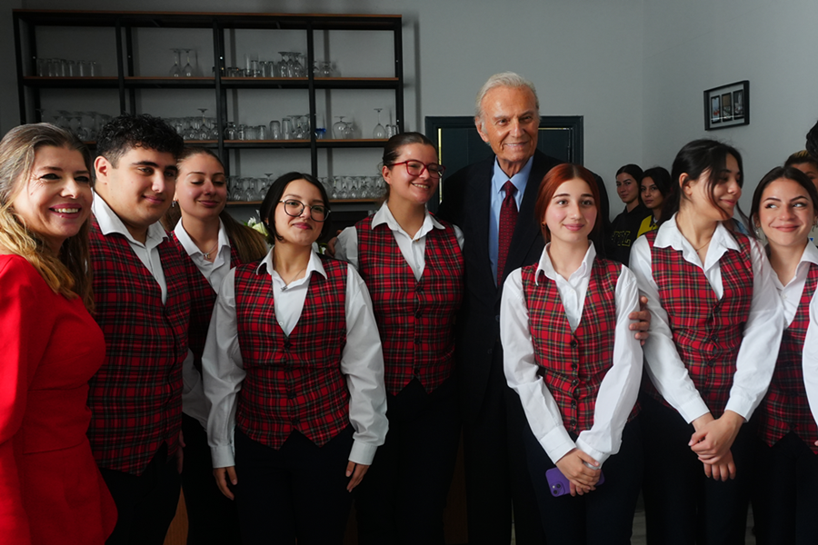 GAÜ İletişim Fakültesi YYK ile Haydarpaşa Ticaret Lisesi'ni ziyaret etti