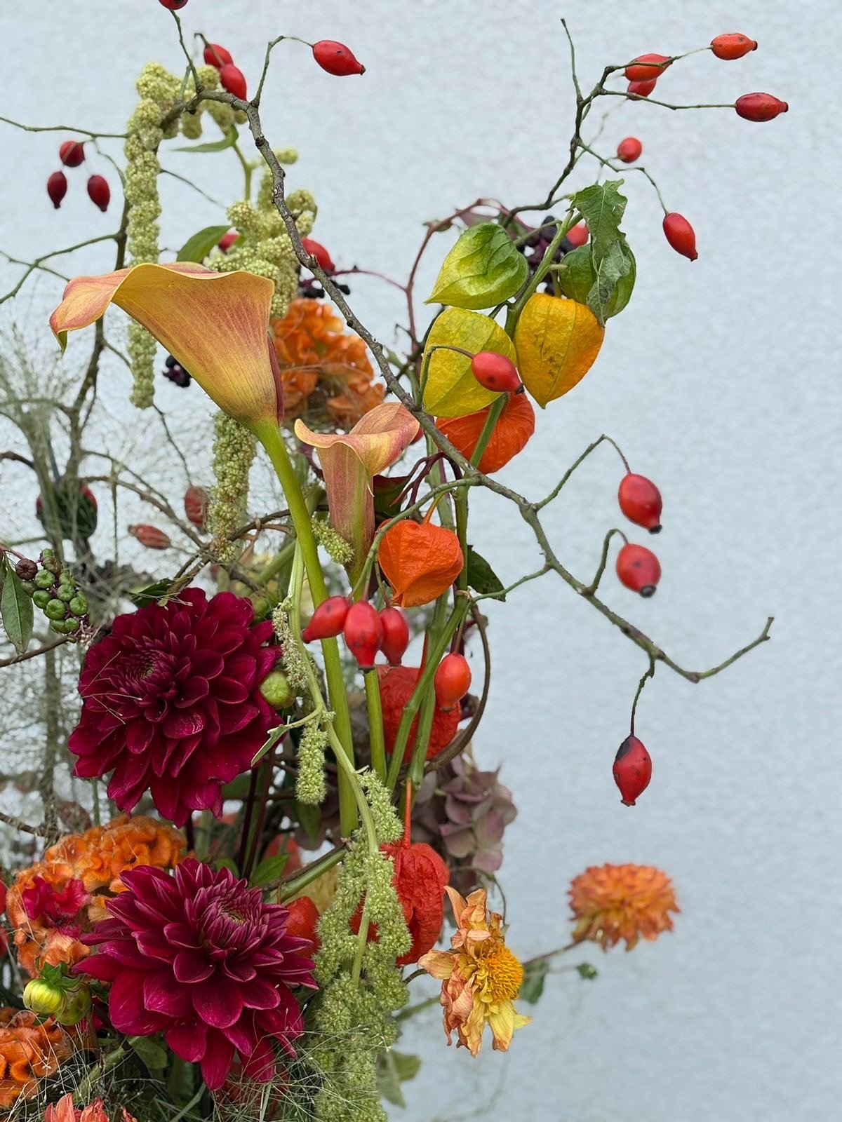 ✨ Vertical Art in Bloom ✨
Un&rsquo;esperienza straordinaria con la spettacolare @artefloreale_mb , maestra di tecnica e poesia floreale.
Bouquet realizzati in verticale, sostenuti da un&rsquo;armatura nascosta, dove equilibrio e movimento si incontra