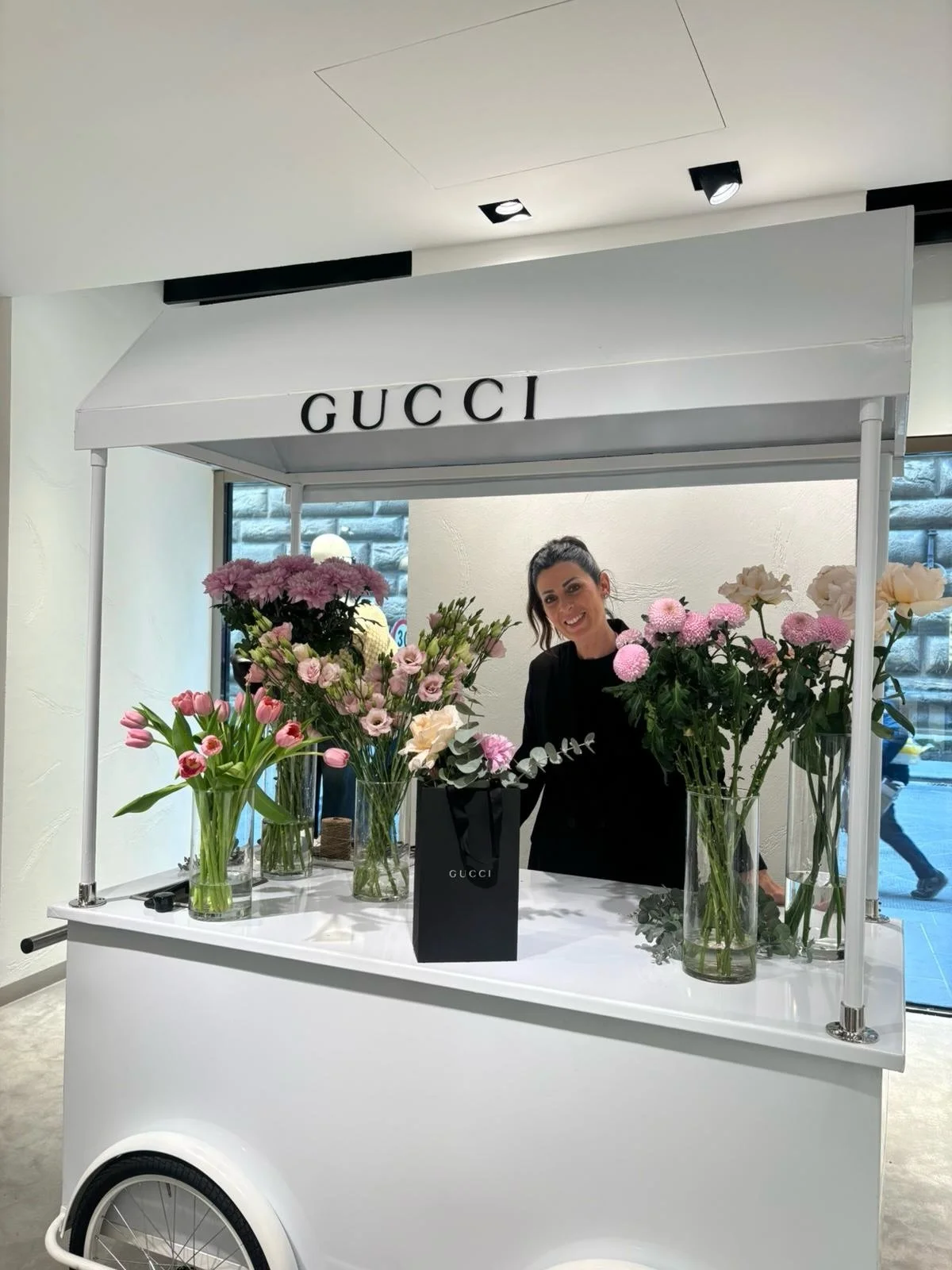 Un flower bar dentro Gucci. 🌸✨

Per un giorno la boutique @gucci di Via Tornabuoni a Firenze si &egrave; trasformata in un piccolo spazio dedicato ai fiori.

Bouquet creati dal vivo, fiori scelti uno ad uno,
un gesto semplice che diventa esperienza.