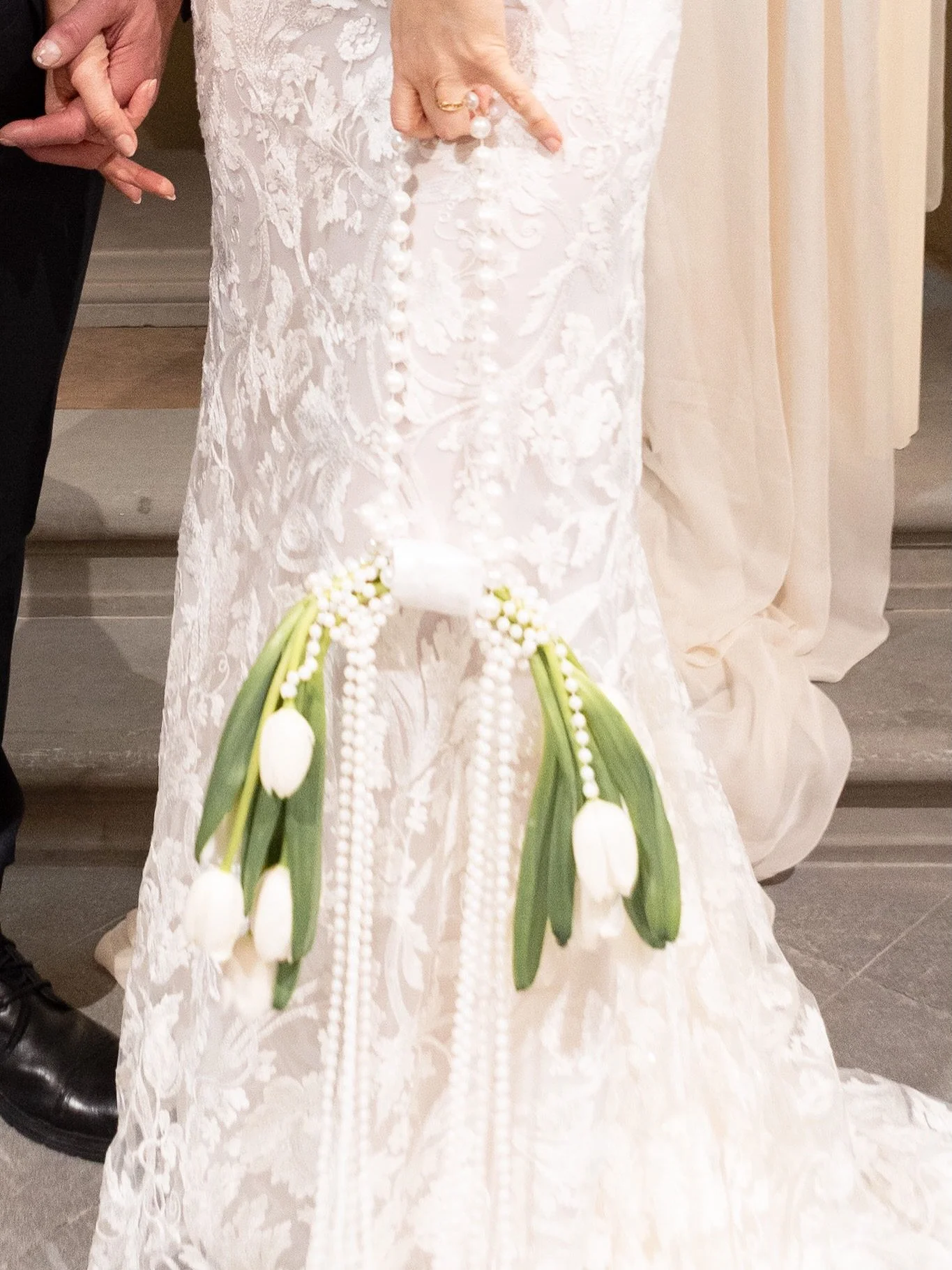 Dimentica il bouquet classico.

Nel 2027 la sposa lo indossa.
Il bouquet a borsetta &egrave; il dettaglio che cambia tutto:
sofisticato, inaspettato, assolutamente iconico.

✨ Nuove forme, stessa emozione.

E tu&hellip; lo sceglieresti?

#weddingtren