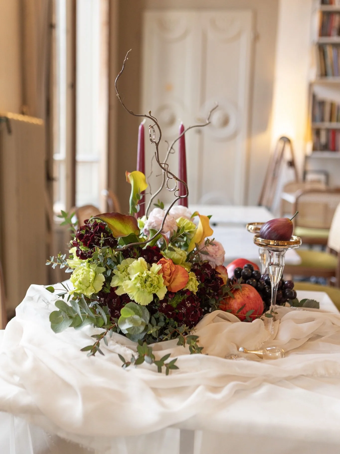 Un tavolo che racconta una storia.
Tra luce calda, tessuti morbidi e dettagli senza tempo, la composizione floreale diventa protagonista, dialogando con candelabri vintage e accenti di stagione.

Un equilibrio tra naturalezza e eleganza, nel cuore de