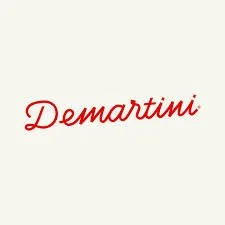 Logotipo con el texto 'Demartini' en letras rojas cursivas sobre fondo blanco.