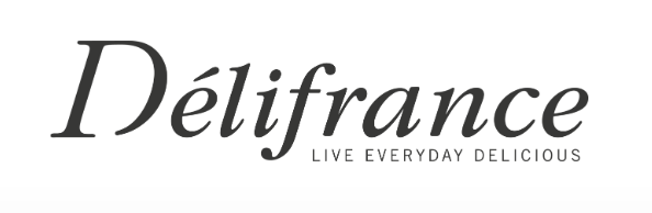 Logotipo con la palabra "Délifrance" en letra cursiva, seguido de la frase "Live Everyday Delicious" debajo.