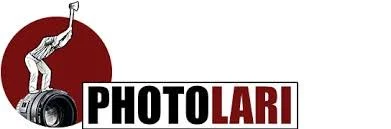 Logotipo de PhotoLari con una figura humana sosteniéndose en una cuerda y un rodillo de pintura
