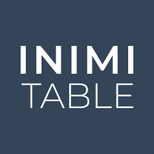 Logo de INIMI TABLE con fondo azul oscuro y texto blanco
