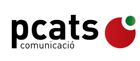 Logotipo de p cats comunicación, con texto en negro y un ícono circular rojo y verde.