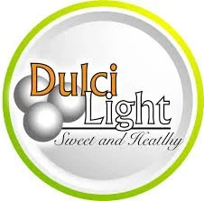 Logotipo de Dulci Light, con texto en colores naranja, gris y negro, y un diseño con un círculo verde y gris con un globo metálico