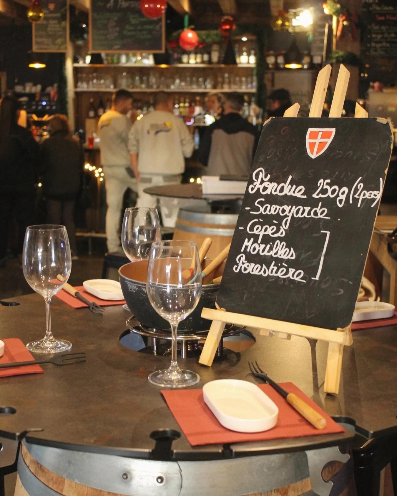 Des fondues pour tous les go&ucirc;ts :
savoyarde, c&egrave;pes, morilles, foresti&egrave;re. 🫕

La seule vraie question, c&rsquo;est : avec qui tu la partages ? 😋

#lemyls #passinsarandon #fondueparty #fromage #bonmoment