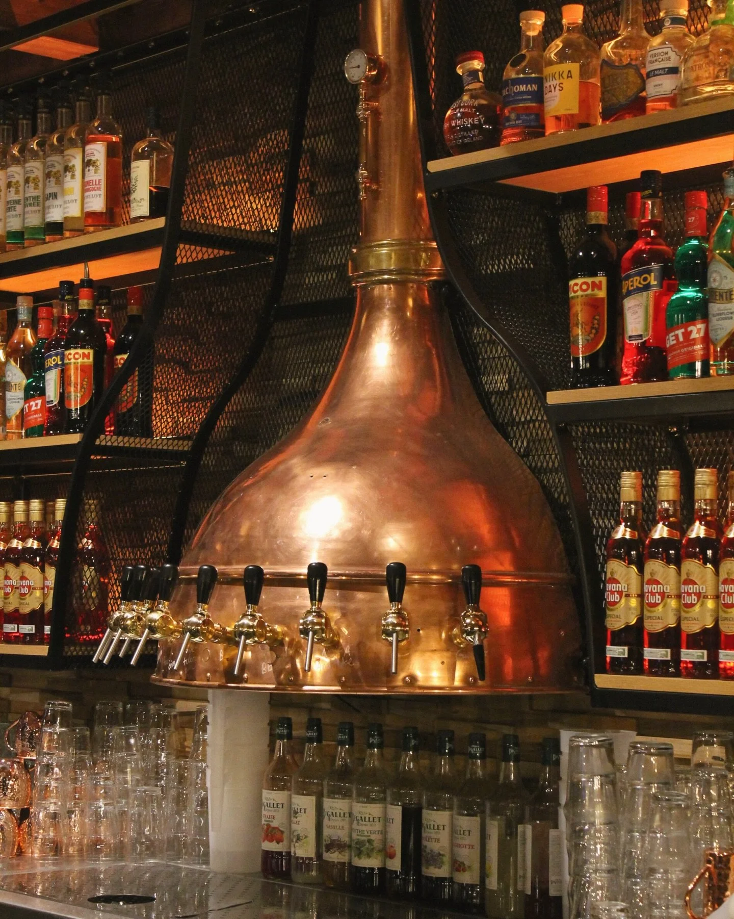 ON EST DE RETOUR ! 🍻

Le Myl&rsquo;s a rouvert ses portes apr&egrave;s 15 jours de chantier ! Au programme : une d&eacute;co rafra&icirc;chie et surtout... un nouveau bar incroyable avec son alambic magistral. 🤩

On a h&acirc;te de retrouver vos so