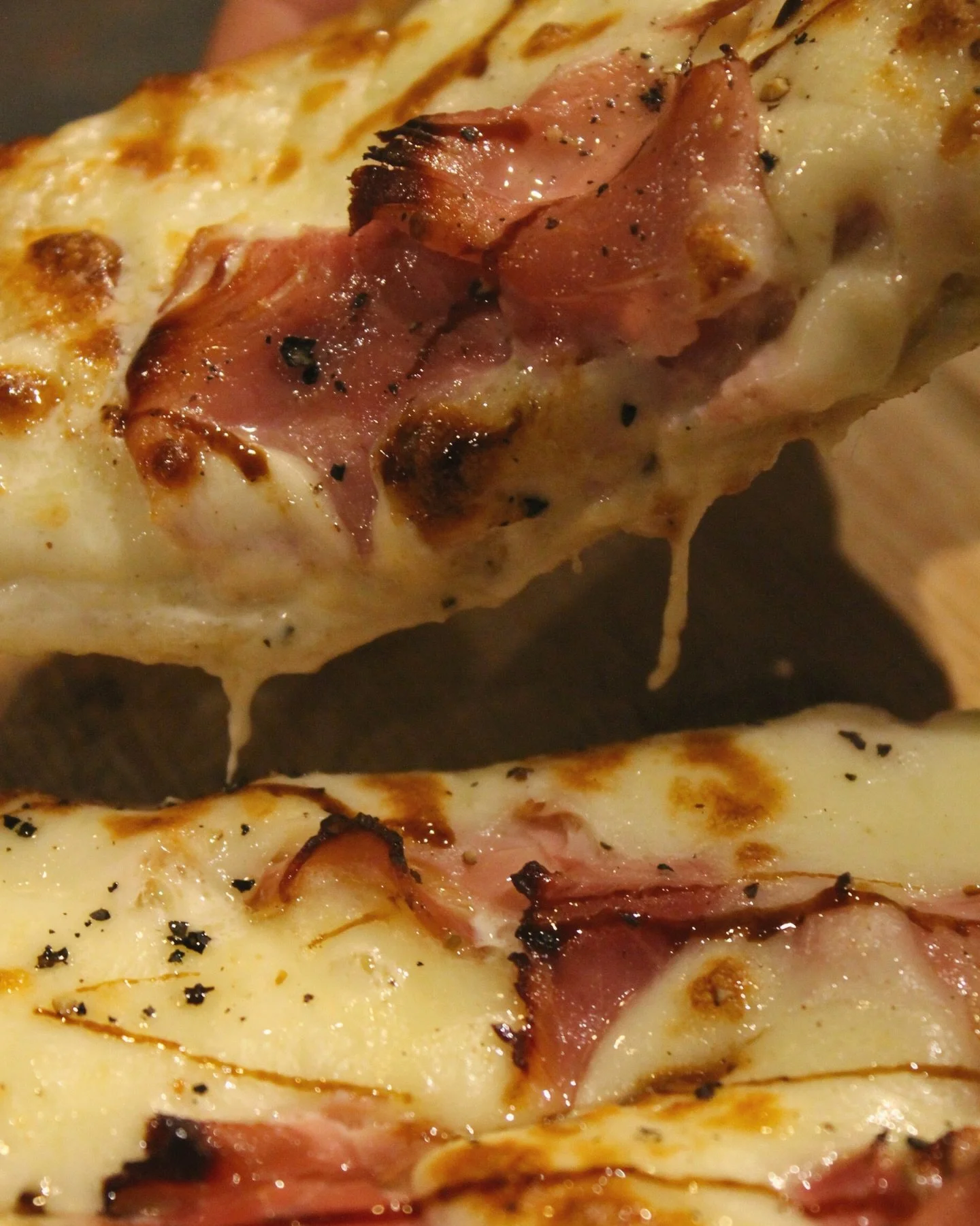 Focus truffe et plaisir ! ✨

Zoom sur la nouvelle p&eacute;pite : base cr&egrave;me, mozza fondante, jambon &agrave; la truffe et huile de truffe blanche. On finit le tout avec un tour de poivre noir et un filet de cr&egrave;me balsamique &agrave; la