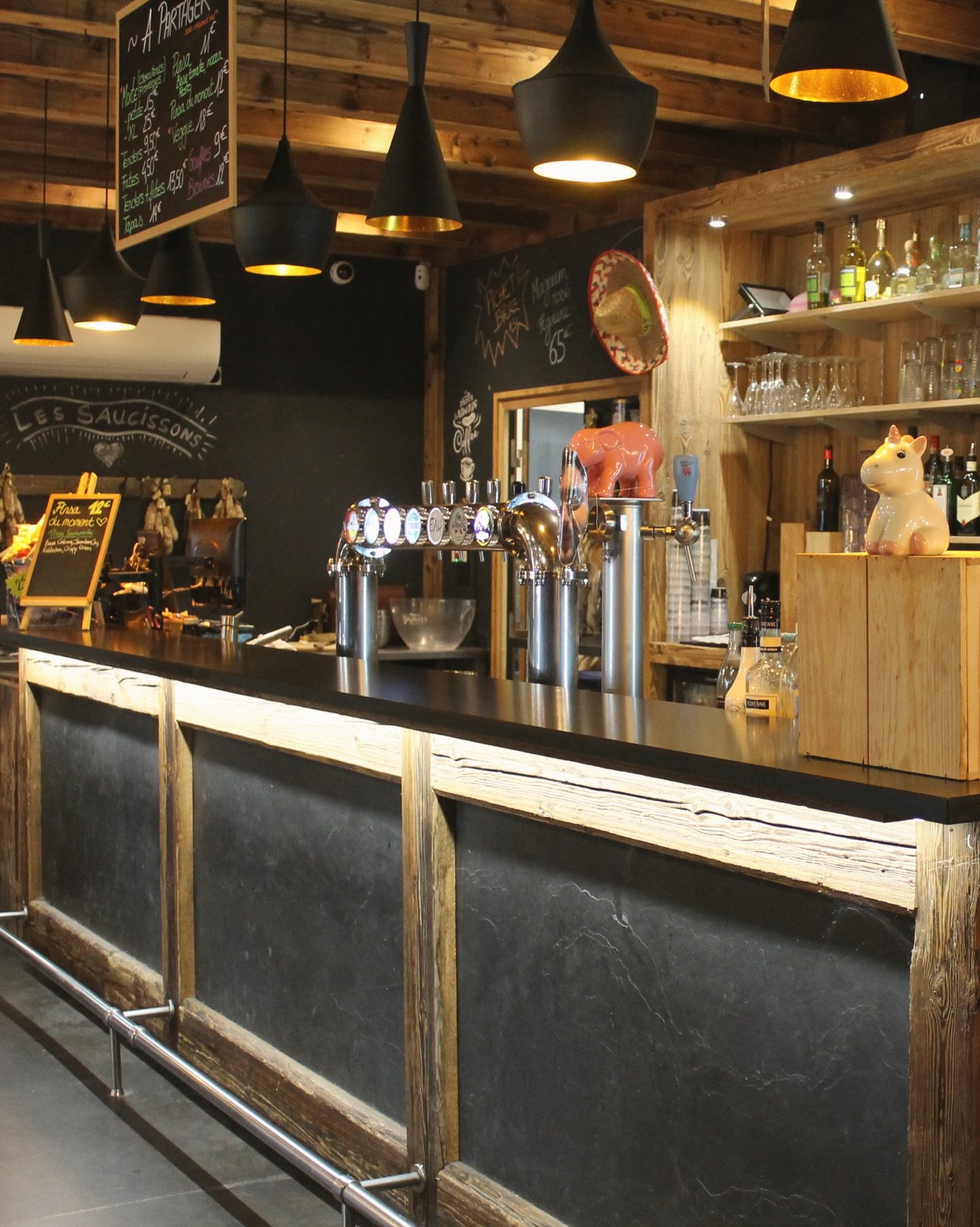 Un petit avant / apr&egrave;s&hellip;

On a refait le bar,
ajout&eacute; trois stations,
pour que &ccedil;a aille plus vite,
qu&rsquo;il y ait moins d&rsquo;attente&hellip;

et parce que c&rsquo;est quand m&ecirc;me plus beau comme &ccedil;a ! 😏

#l