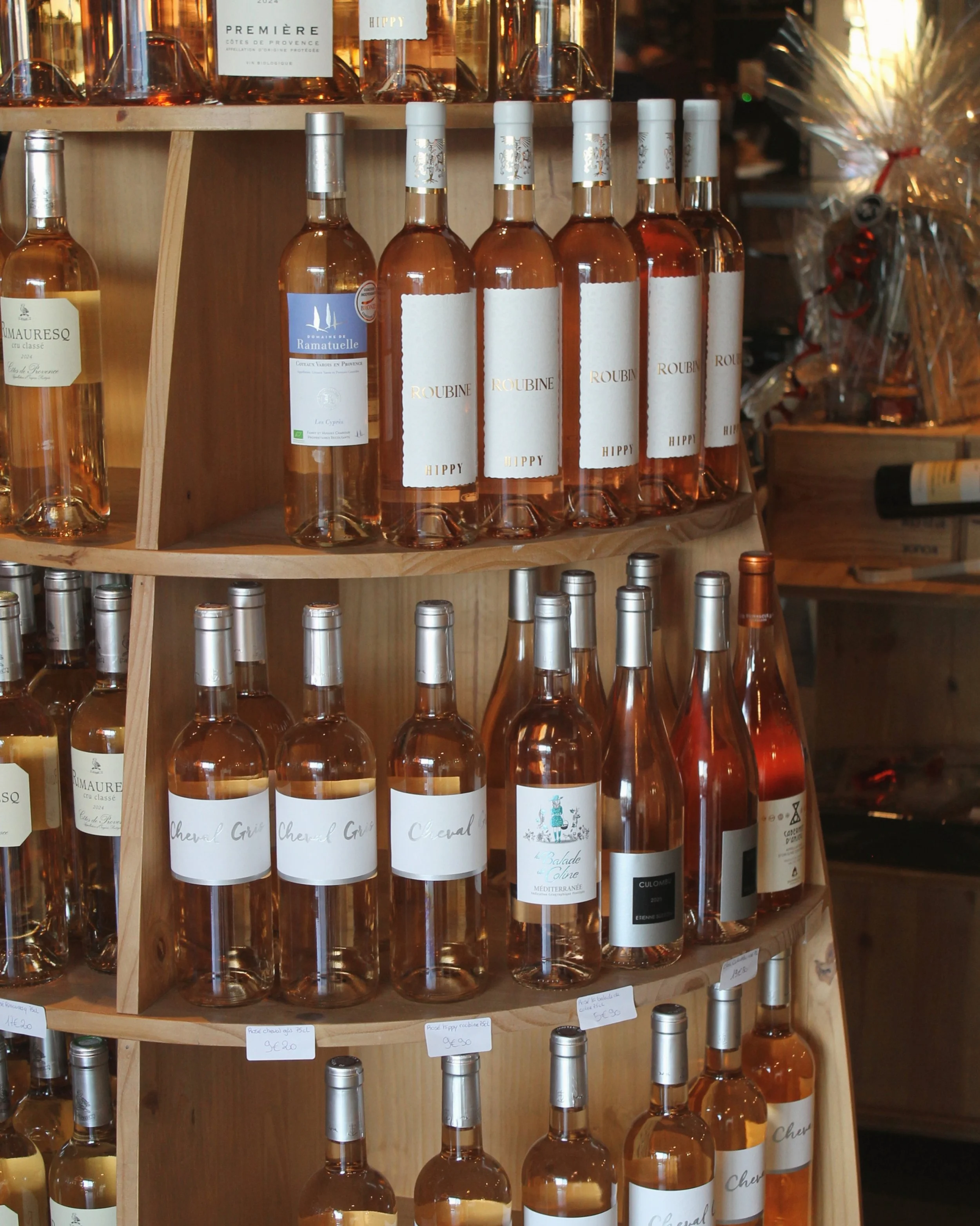 Les beaux jours arrivent&hellip;
et les bouteilles de ros&eacute; aussi vont commencer &agrave; d&eacute;filer. 🍷☀️

#lemyls #passinsarandon #vinrose #rose