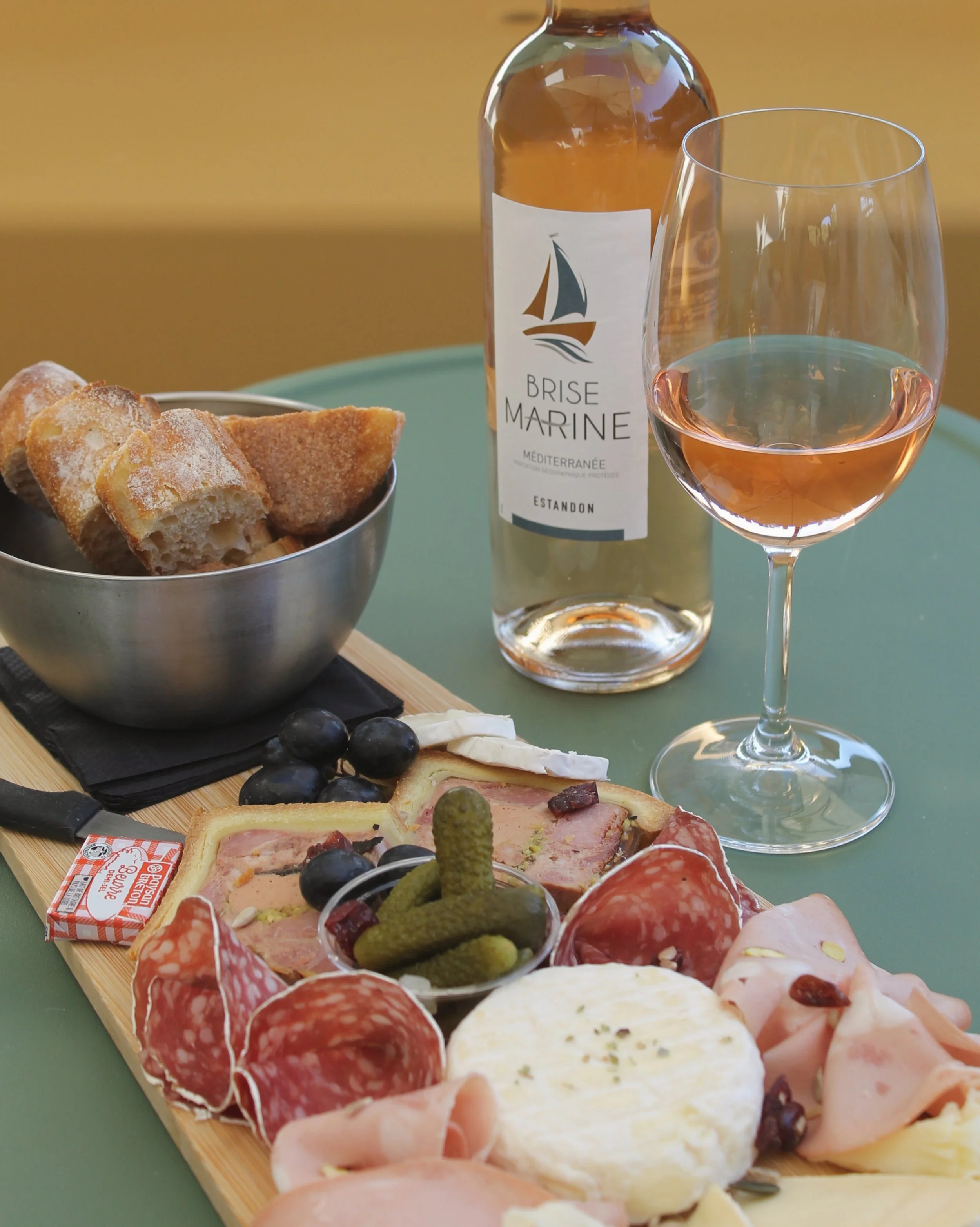 Le plus compliqu&eacute; avec une planche comme &ccedil;a ?

&Ecirc;tre celui qui prend le dernier morceau. 😌

#lemyls #passinsarandon #planche #apero